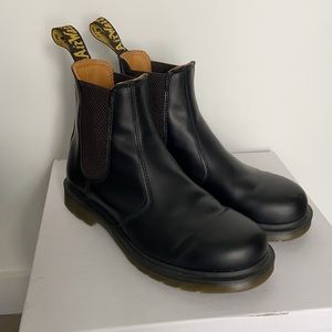 Dr. Martens 2976 Smooth Leather Chelsea Boots